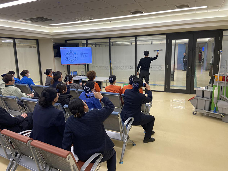 “施達(dá)公司向甘肅省人民醫(yī)院分享醫(yī)院保潔標(biāo)準(zhǔn)化的理念及落地案例的實踐經(jīng)驗