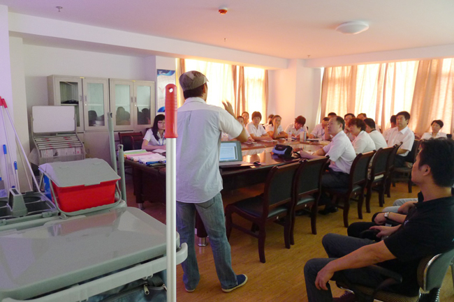 2013年6月,我司品牌經理/資深培訓師到達當地分銷商舉辦為期兩天的清潔工具標準化培訓課程。