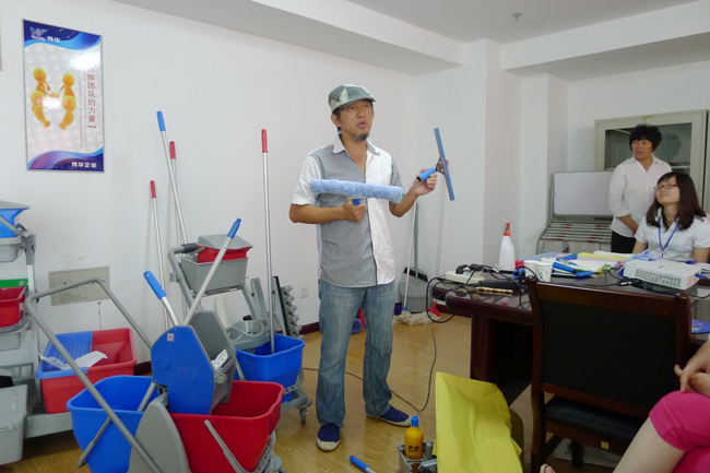 2013年6月,我司品牌經理/資深培訓師到達當地分銷商舉辦為期兩天的清潔工具標準化培訓課程。