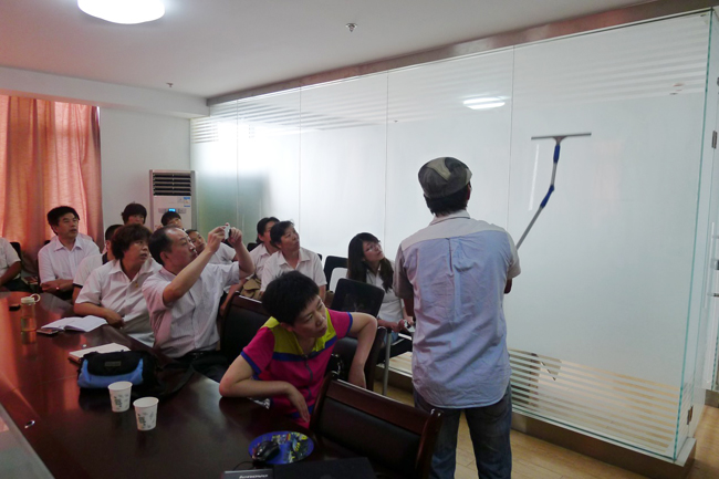 2013年6月,我司品牌經理/資深培訓師到達當地分銷商舉辦為期兩天的清潔工具標準化培訓課程。