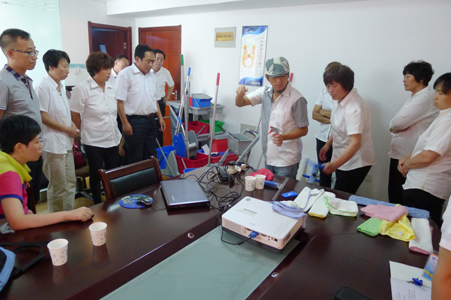 2013年6月,我司品牌經理/資深培訓師到達當地分銷商舉辦為期兩天的清潔工具標準化培訓課程。