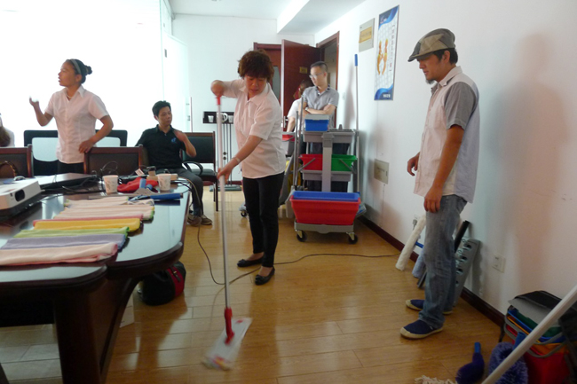2013年6月,我司品牌經理/資深培訓師到達當地分銷商舉辦為期兩天的清潔工具標準化培訓課程。